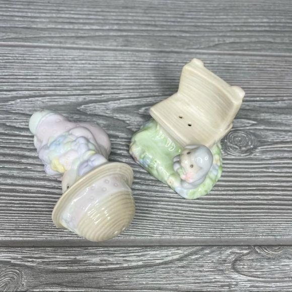 Precious moments puzzle salt and pepper shaker on bench - Picture 3 of 4